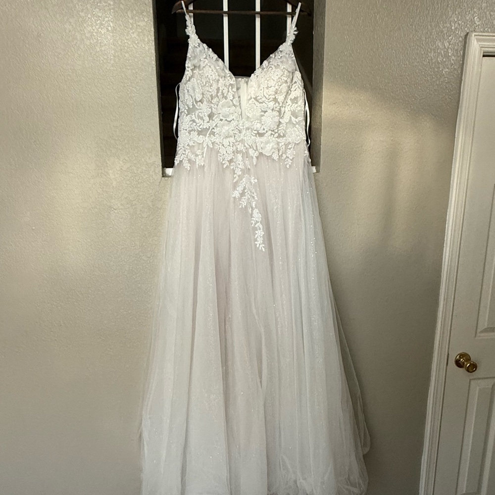 Elegant White Lace Wedding Dress